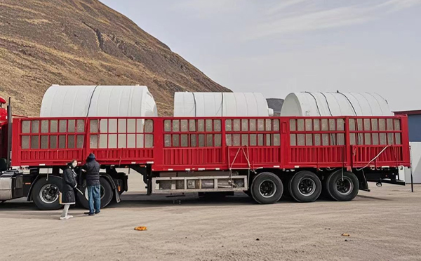 兰州新区塑料桶装车完毕准备运输中