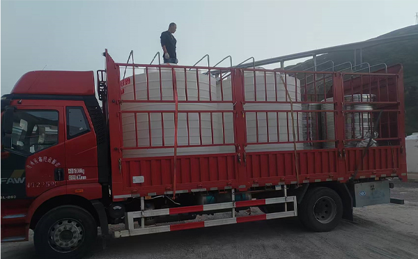 兰州新区立式运输桶安排发货现场